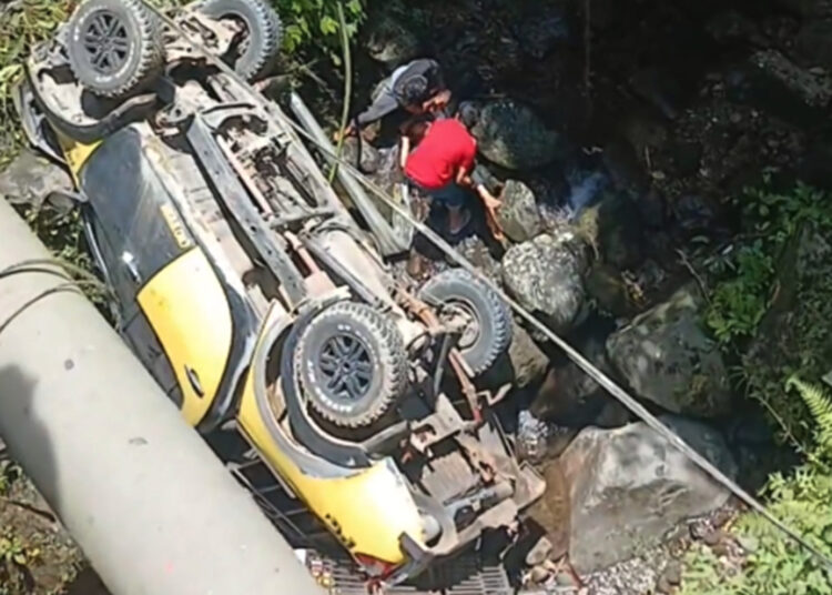 Kecelakaan di Silaiang, mobil terjun ke jurang.