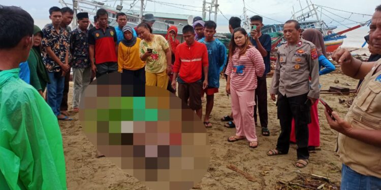 Korban terseret banjir bandang ditemukan di Pantai Lansano Pesisir Selatan, Jumat (8/3).