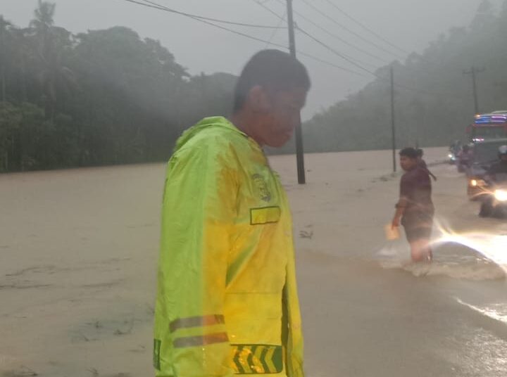 Banjir di Nagari Duku, Tarusan Pesisir Selatan memutus akses Painan-Padang, Kamis (7/3/2024).