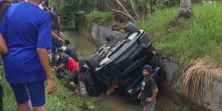 Mobil yang dinaiki Bupati Padang Pariaman masuk Parit