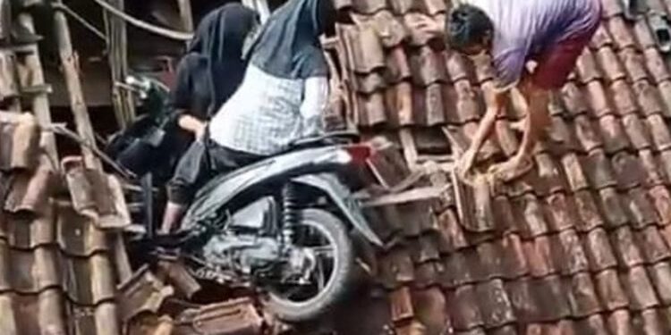 Dua siswi SD di Culamega, Kabupaten Tasikmalaya, Jawa Barat, viral usai kecelakaan terbang dan nyungsep di atas genting warga dengan kondisi baik-baik saja, Selasa (12/3/2024).(Dok.warga Culamega Tasikmalaya)