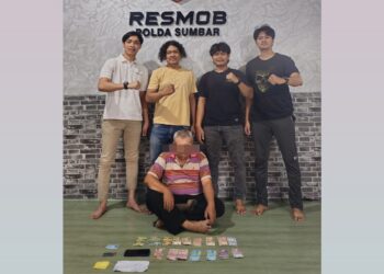 Pelaku dan barang bukti diamankan oleh Tim Resmob Polda Sumbar.