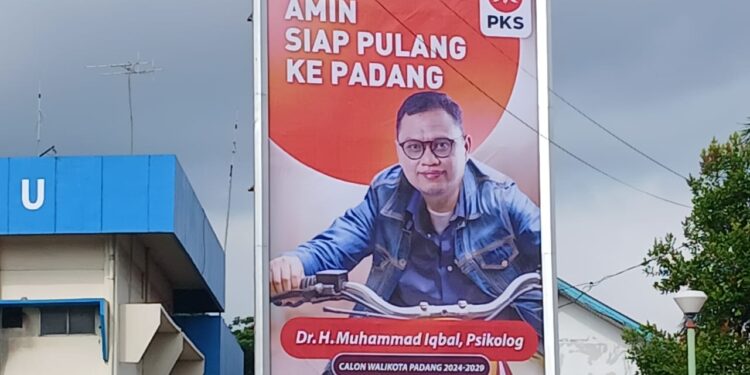 Baliho Muhammad Iqbal terpajang di kawasan Simpang Haru Kota Padang.