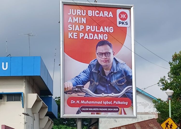 Baliho Muhammad Iqbal terpajang di kawasan Simpang Haru Kota Padang.