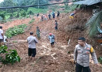 Longsor di Korong Pasa Jambu, Nagari Sungai Durian, Kecamatan VII Koto Patamuan, Padang Pariaman, Jumat (8/3).