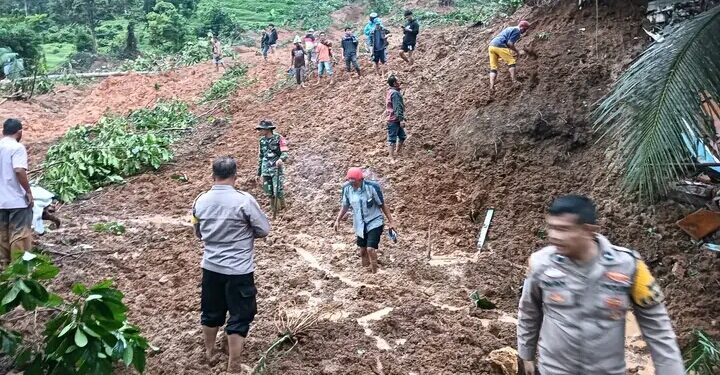 Longsor di Korong Pasa Jambu, Nagari Sungai Durian, Kecamatan VII Koto Patamuan, Padang Pariaman, Jumat (8/3).