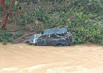 Mobil jatuh ke sungai di Pesisir Selatan