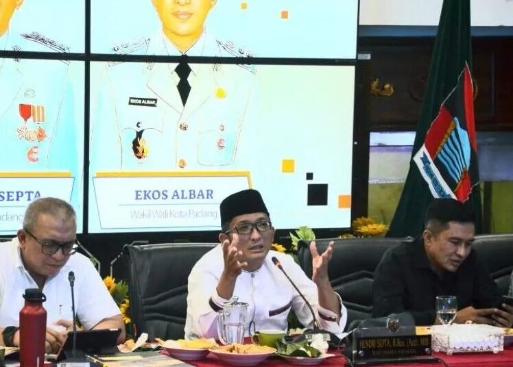 Wali Kota Padang rapat dengan seluruh camat se-Kota Padang untuk evaluasi pasca bencana banjir (foto: Humas Pemko Padang)