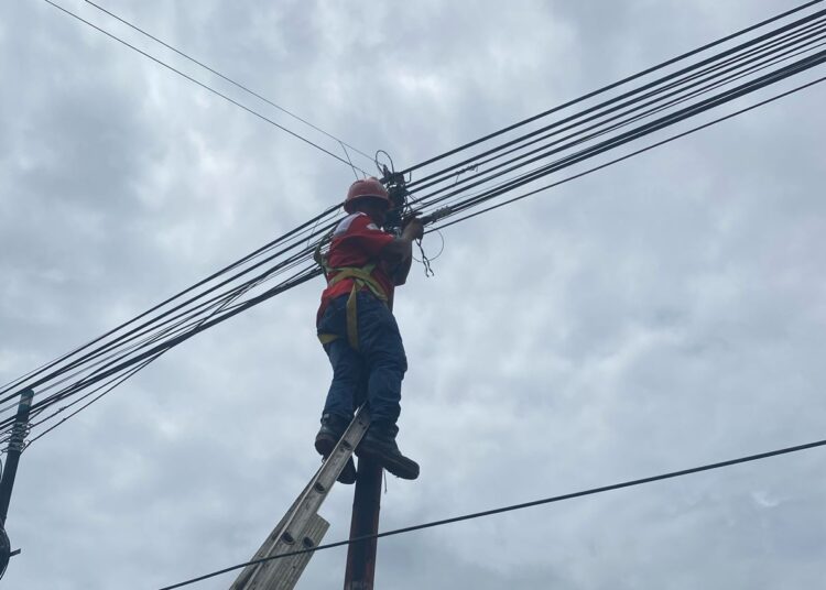 Petugas PT Telkom melakukan sterilisasi insfrastruktur dari pemasangan kabel secara ilegal di Kota Payakumbuh, Senin (4/3/2024).