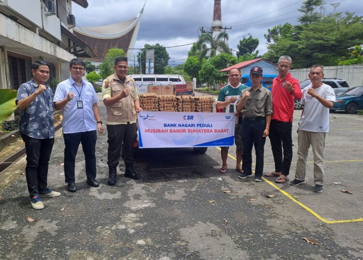 Kabag Humas Bank Nagari Affino Stephie dan Pemimpin Bank Nagari Capem Kantor Gubernur Sumbar lham Ibrahim mengantarkan bantuan Bank Nagari Peduli di Kantor Dinas Sosial Sumbar, Minggu (10/3).