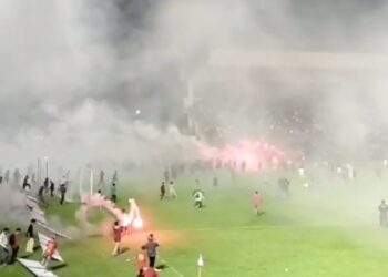 Kerusuhan di Stadion Agus Salim pasca laga Semen Padang FC vs PSBS Biak, Sabtu (9/3).