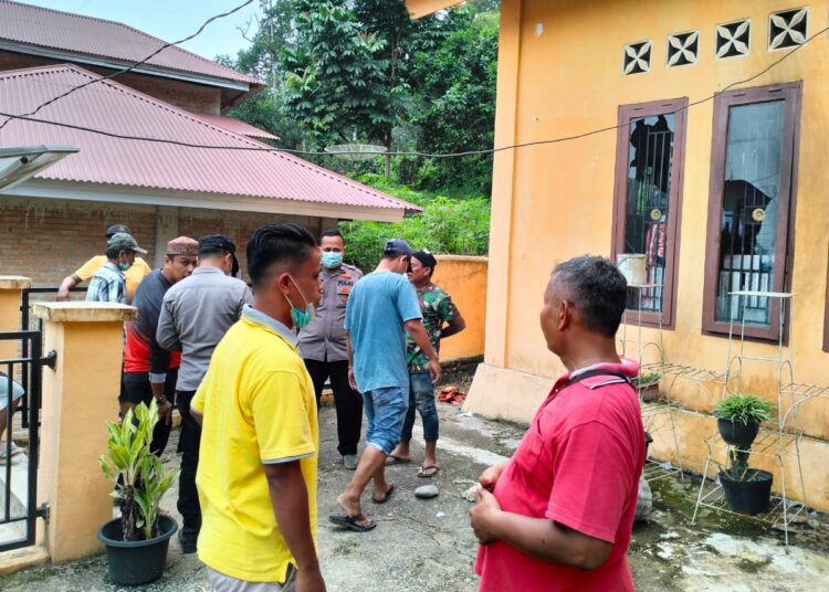 Kaca Kantor Wali Nagari Duku Utara, Kecamatan Koto XI Tarusan, Kabupaten Pesisir Selatan pecah dilempari warga.