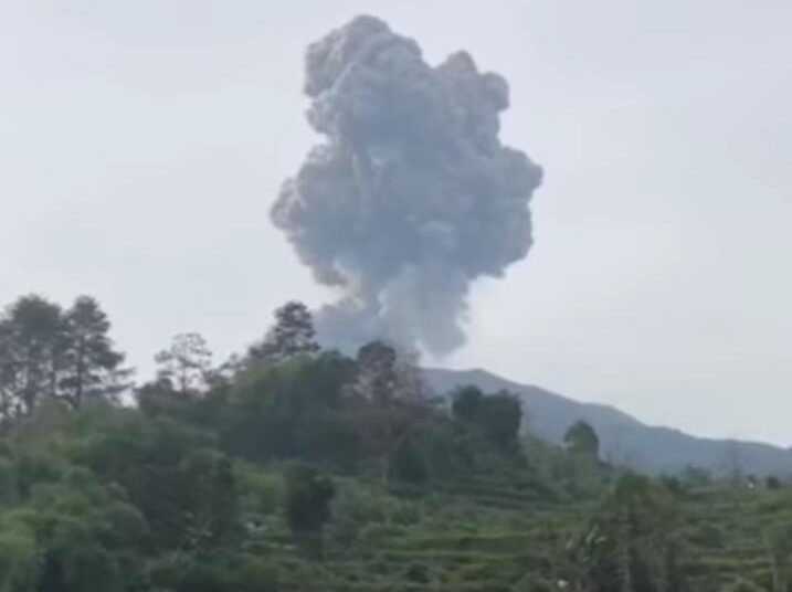 Gunung Marapi erupsi (Foto: sudut bukittinggi)