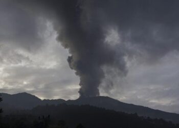 Penampakan erupsi Gunung Marapi beberapa waktu lalu. (AP Photo/Givo Alputra)