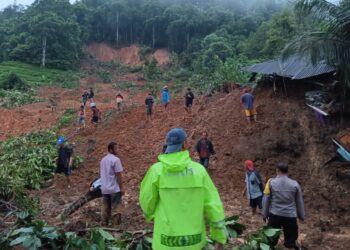 Longsor di Korong Pasa Jambu, Nagari Sungai Durian, Kecamatan VII Koto Patamuan Padang Pariaman.