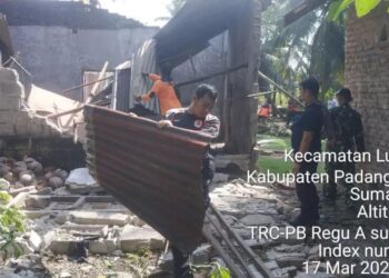 Rumah warga di Padang Pariaman rusak ditimpa pohon