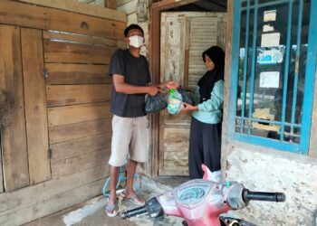 Pemuda-pemudi di Kampung Gantiang Kubang, Nagari Kambang Utara, Kabupaten Pesisir Selatan salurkan bantuan untuk korban banjir