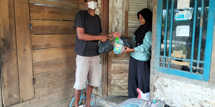 Pemuda-pemudi di Kampung Gantiang Kubang, Nagari Kambang Utara, Kabupaten Pesisir Selatan salurkan bantuan untuk korban banjir