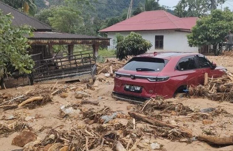 5 Korban Banjir Bandang-Longsor Di Pesisir Selatan Masih Belum ...