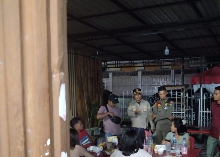 Petugas satpol PP mendatangi kos-kosan di Padang