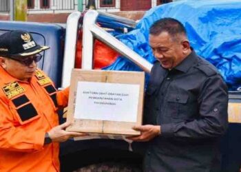 Foto, PJ Wali Kota Payakumbuh Jasman Rizal menyerahkan bantuan secara simbolis untuk korban bencana kepada Bupati Pesisir Selatan Rusma Yul Anwar