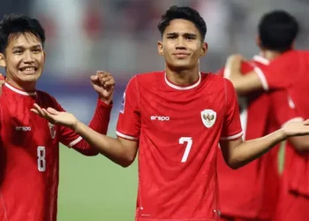 Timnas Indonesia U-23, Marselino Ferdinan (kanan) dan Witan Sulaeman (foto: AFP/Karim Jaafar)