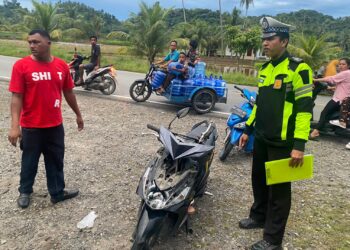 Polisi melakukan olah TKP kecelakaan di Jalan Siti Manggopoh Korong Kampung Paneh Kecamatan Sungai Limau Kabupaten Padang Pariaman, Sabtu (20/4/2024).