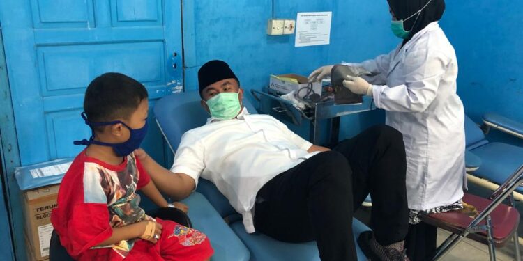 Bupati Dharmasraya, Sutan Riska Tuanku Kerajaan saat mendonorkan Darahnnya untuk Ali Yusuf pasien asal Sijunjung yang di rawat di RSUD Sungai Dareh karena mengidap Anemia Thalassemia.