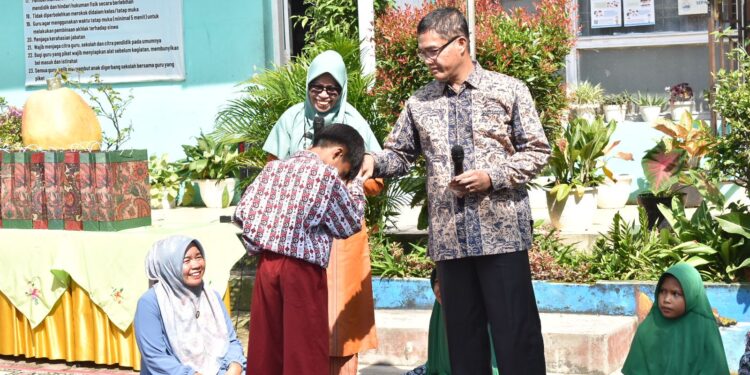 Pemko Payakumbuh beri bantuan sepatu baru untuk murid