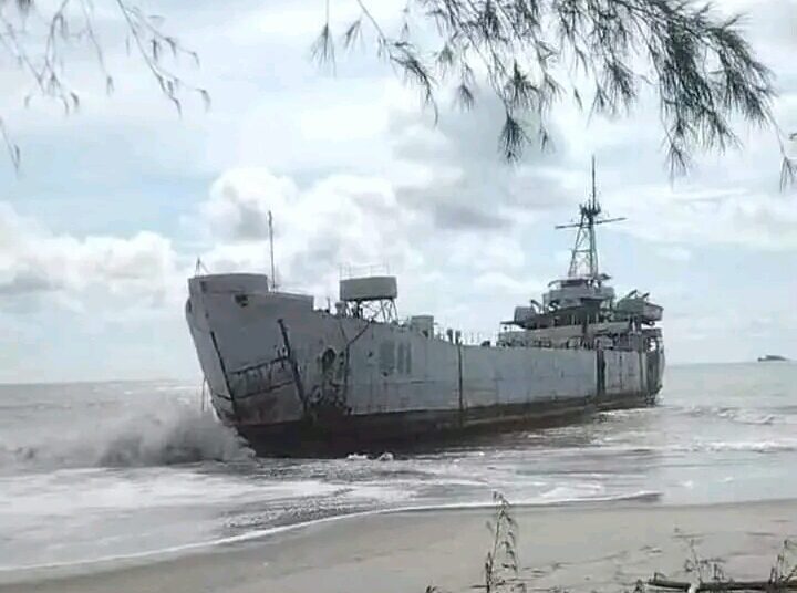 Kapal Eks KRI Teluk Bone terdampar di pantai Pariaman