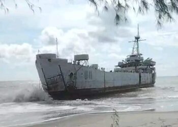 Kapal Eks KRI Teluk Bone terdampar di pantai Pariaman