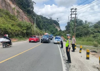 Petugas mengatur lalu lintas di jalan perbatasan Riau-Sumbar, Kamis (11/4/2024). (Foto: Dishub Kampar)