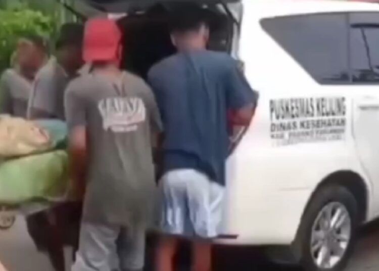 Proses evakuasi korban kecelakaan di Jalan Raya Pariaman-Agam di kawasan Gasan Kabupaten Padang Pariaman, Sabtu (20/4) sore.