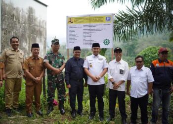 Bupati Sutan Riska Tuanku Kerajaan saat meninjau lokasi pembangunan jembatan Gantung Siguntur-Siluluk Dharmasraya.