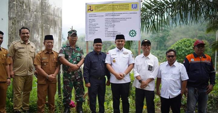 Bupati Sutan Riska Tuanku Kerajaan saat meninjau lokasi pembangunan jembatan Gantung Siguntur-Siluluk Dharmasraya.