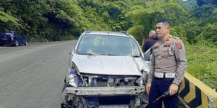 Kondisi minibus usai tabrakan beruntun di Sitinjau Lauik, Minggu (21/4/2024).