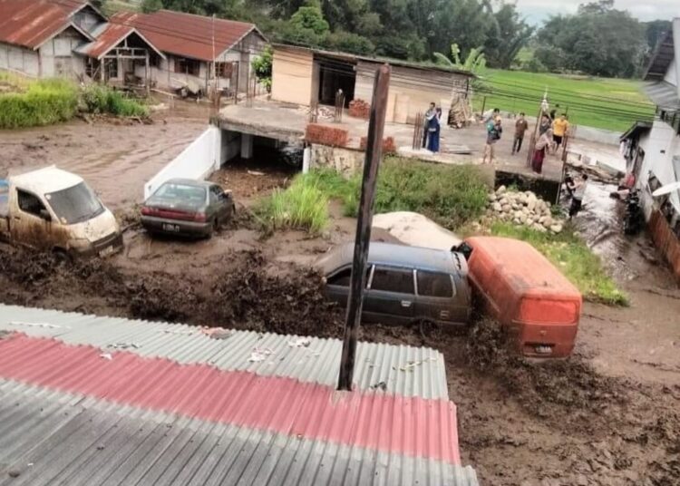 Sejumlah kendaraan terseret banjir lahar dingin di Nagari Bukik Batabuah Kecamatan Canduang Kabupaten Agam,  Jumat (5/4/2024) sore.