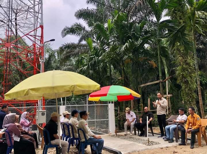 Bupati Sijunjung bersama Anggota DPR RI Andre Rosiade meresmikan  penggunaan BTS di Nagari Tanjung Labuah.