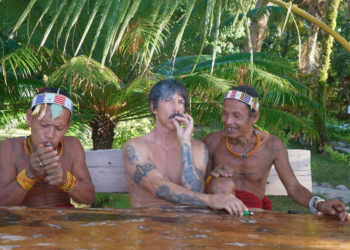 Vokalis Red Hot Chili Peppers, Anthony Kiedis bersama dua Sikerei Mentawai (foto: instagram/chilipeppers)