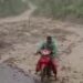 Penampakan longsor di Jalan Nasional di Nagari Air Dingin, Kabupaten Solok, Sumatera Barat.