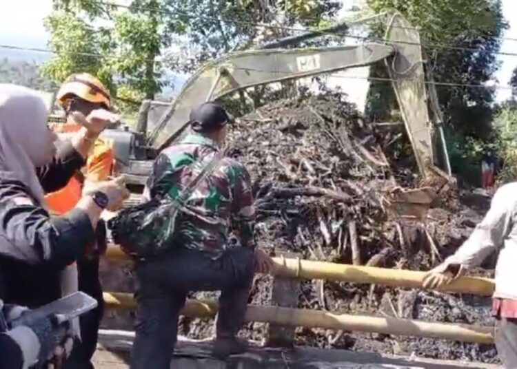 Pembersihan material yang terbawa banjir lahar dingin di Nagari Bukik Batabuah Agam.