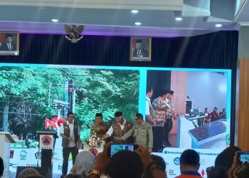 Pembunyian Serine Early System (EWS) inkulisi secara simbolik oleh Menteri Koordinator Manusia dan Kebudayaan, Muhadjir Effendi di Gedung Youth Center Kota Padang, Jumat (26/4).