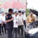 Bupati Sutan Riska Tuanku Kerajaan didampingi Sekda dan Kepala OPD saat melakukan sidak mobil dinas di Halaman Kantor Bupati Dharmasraya,  Rabu (17/4/2024).