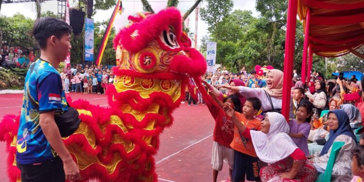 Atraksi Barongsai di Festival Rakyat Muaro Padang, Sabtu (20/4/2024).