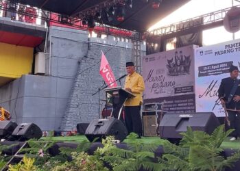 Gubernur Sumbar, Mahyeldi saat membuka acara Festival Muaro 2024 (foto: Diskominfo Padang)