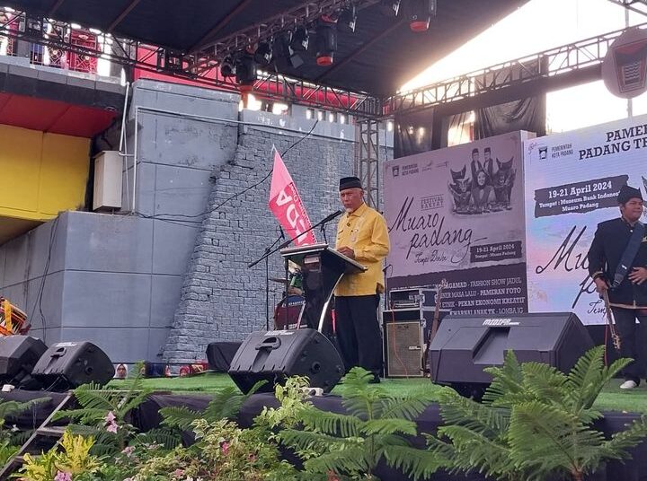 Gubernur Sumbar, Mahyeldi saat membuka acara Festival Muaro 2024 (foto: Diskominfo Padang)