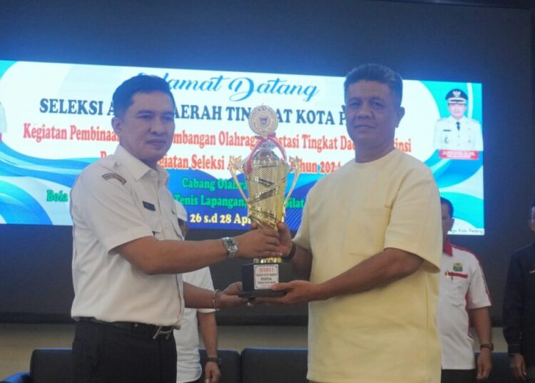 Wakil Wali Kota (Wawako) Padang Ekos Albar membuka secara resmi Pekan Olahraga Pelajar Daerah (Popda) Tingkat Kota Padang Tahun 2024 di Gedung Bagindo Aziz Chan Youth Center, Rabu (24/4/2024).
