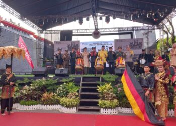 Pembukaan Festival Muaro Padang oleh Gubernur Sumbar Mahyeldi Ansharullah bersama Wali Kota Padang Hendri Septa dan Wawako Ekos Albar.