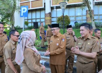 Wali Kota Padang Hendri Septa dan Wakil Wali Kota Ekos Albar saat  apel gabungan di pelataran parkir Balai Kota Padang Aie Pacah, Selasa (16/4/2024).