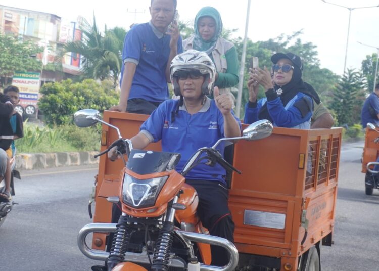 Wali Kota Padang saat melaksanakan Program Padang Bagoro (foto: Humas Pemko Padang)